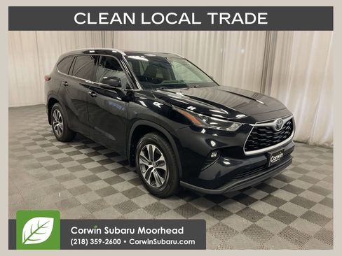 Used 2022 Toyota Highlander XLE AWD/4WD image 1