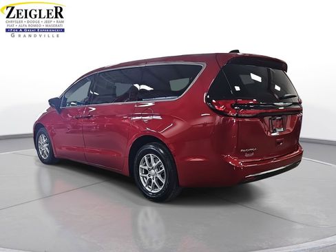 New 2026 Chrysler Pacifica Select image 7