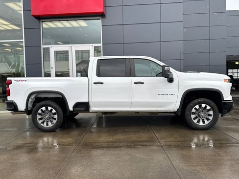 Used 2024 Chevrolet Silverado 2500 Custom w/ Custom Value Package image 2