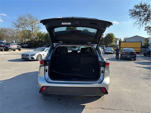 Used 2022 Toyota Highlander LE image 40