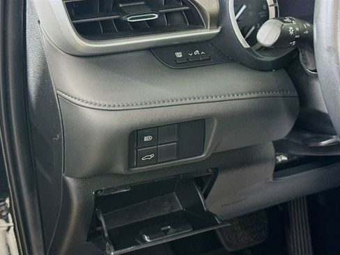Used 2020 Toyota Highlander XLE AWD/4WD image 12