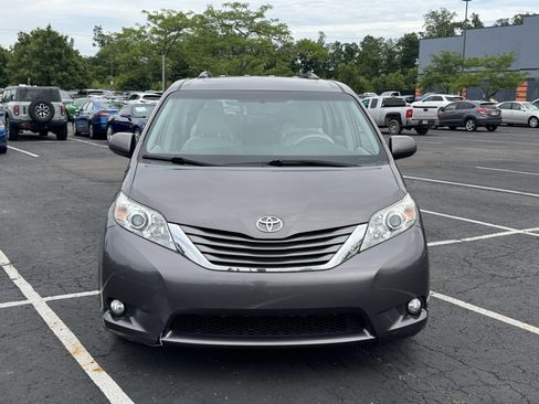 Used 2014 Toyota Sienna XLE w/ Entertainment Package FWD image 3