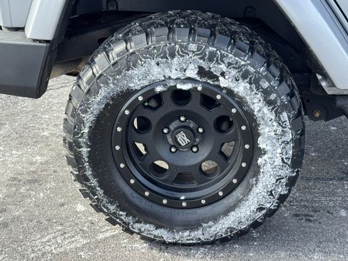 Used 2015 Jeep Wrangler Unlimited Sahara w/ Connectivity Group image 33