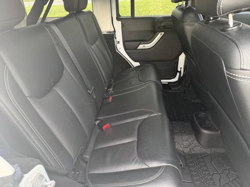 Used 2015 Jeep Wrangler Unlimited Rubicon w/ Connectivity Group AWD/4WD image 12