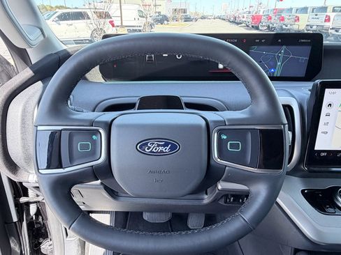 Used 2025 Ford Expedition Active image 16