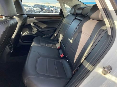 Used 2022 Volkswagen Passat 2.0T image 17