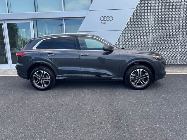 Certified 2025 Audi Q5 Premium w/ Convenience Package AWD/4WD image 3