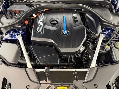 Used 2020 BMW 530e xDrive w/ M Sport Package AWD/4WD image 32