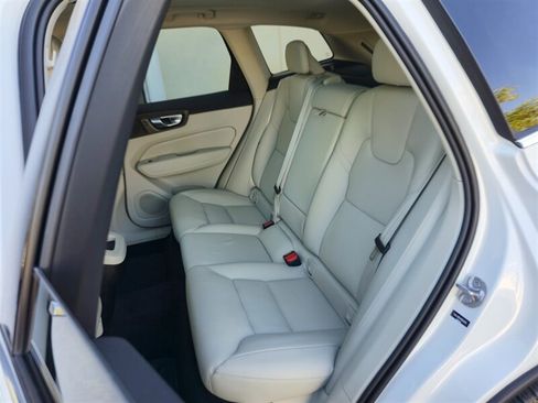 Used 2022 Volvo XC60 B5 Momentum AWD/4WD image 30