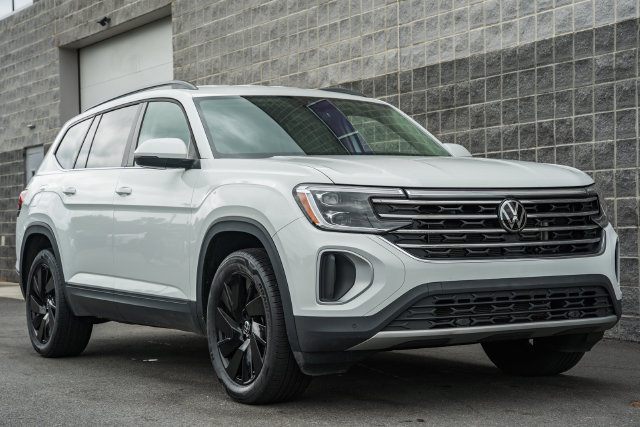 Used 2025 Volkswagen Atlas SE AWD/4WD image 2
