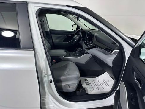 Used 2023 Toyota Highlander XLE image 10