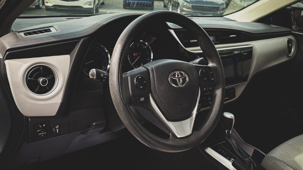 Used 2017 Toyota Corolla LE FWD image 2