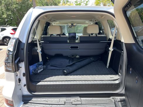 Used 2023 Lexus GX 460 Premium w/ Accessory Package AWD/4WD image 34
