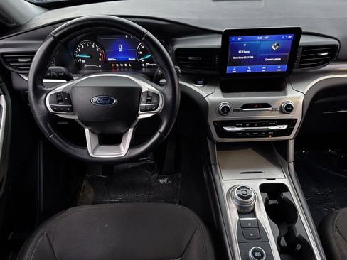Used 2022 Ford Explorer XLT image 3