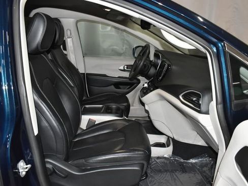 Used 2022 Chrysler Pacifica Touring-L image 29