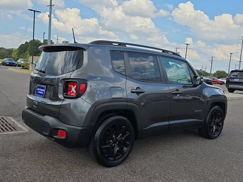 Used 2018 Jeep Renegade Altitude FWD image 3
