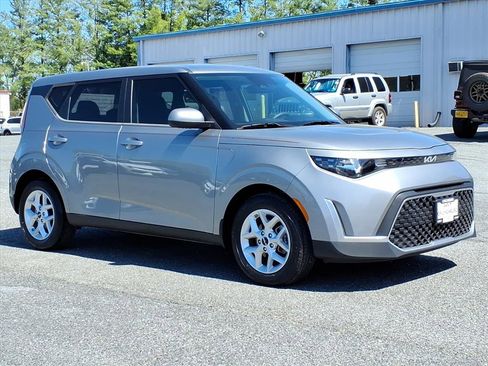 Used 2024 Kia Soul LX w/ Option Group 015 FWD image 1