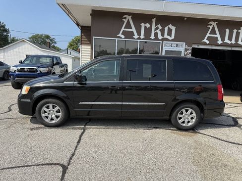 Used 2011 Chrysler Town & Country Touring w/ Entertainment Group #1 FWD image 5