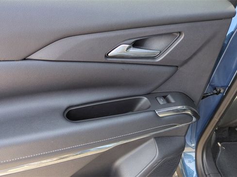 Used 2025 Chevrolet Traverse LT image 22