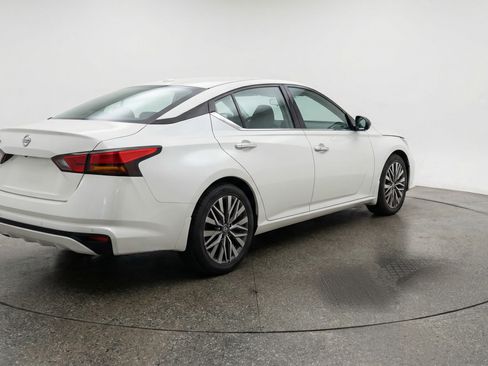 Used 2025 Nissan Altima 2.5 SV FWD image 9