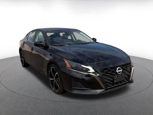 Used 2025 Nissan Altima 2.5 SR FWD image 3