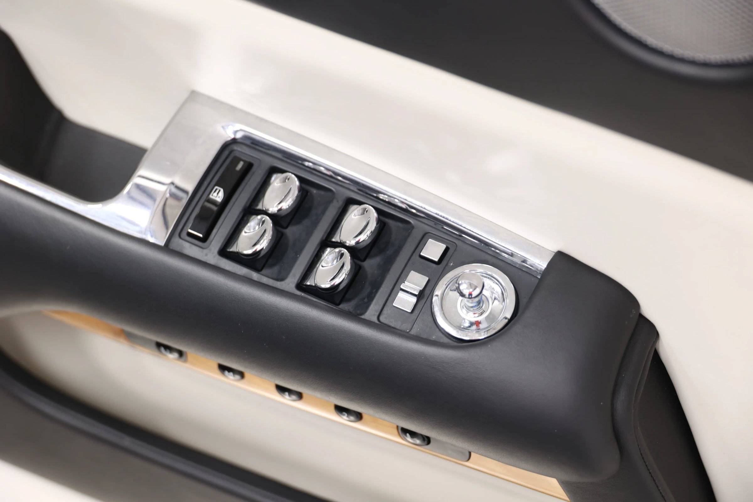 Used 2017 Rolls-Royce Wraith RWD image 15