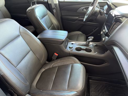 Used 2021 Chevrolet Traverse Premier FWD image 17