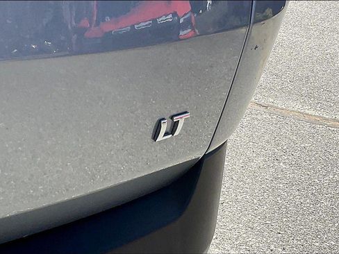 Used 2023 Chevrolet Traverse LT image 9