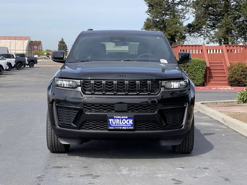 New 2026 Jeep Grand Cherokee Altitude image 3