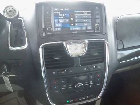 Used 2015 Chrysler Town & Country Touring image 13