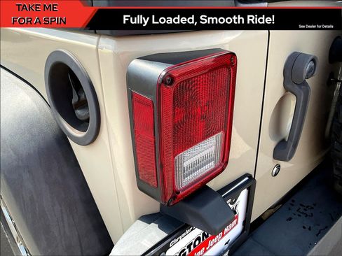 Used 2017 Jeep Wrangler Unlimited Rubicon w/ Dual Top Group AWD/4WD image 21
