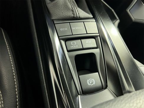 Used 2025 Toyota Camry SE image 32