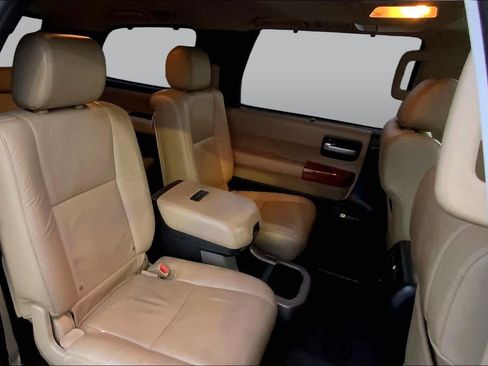 Used 2018 Toyota Sequoia Platinum RWD image 17