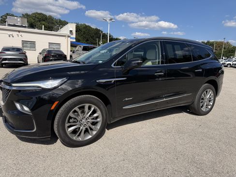 Used 2024 Buick Enclave Avenir AWD/4WD image 3