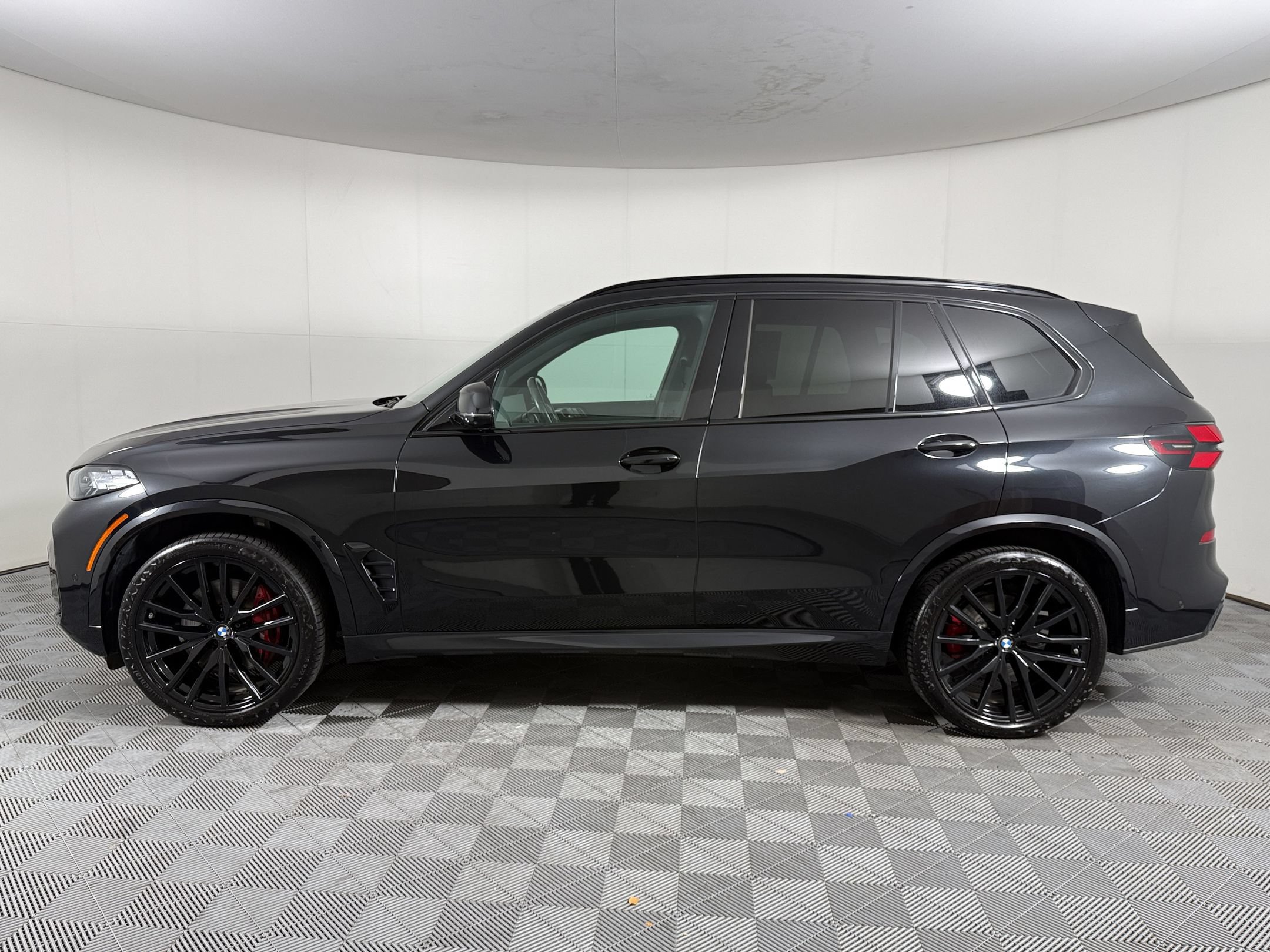 Used 2024 BMW X5 sDrive40i w/ M Sport Package RWD image 2