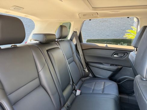 Used 2023 Nissan Rogue SV w/ SV Premium B Package image 18