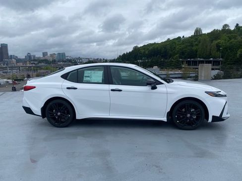 New 2026 Toyota Camry Hybrid AWD/4WD image 3