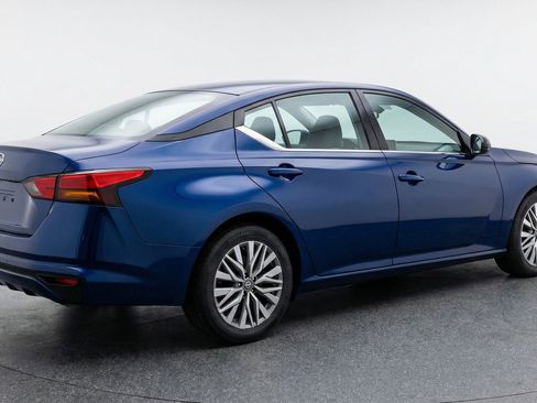 Used 2025 Nissan Altima 2.5 SV image 9