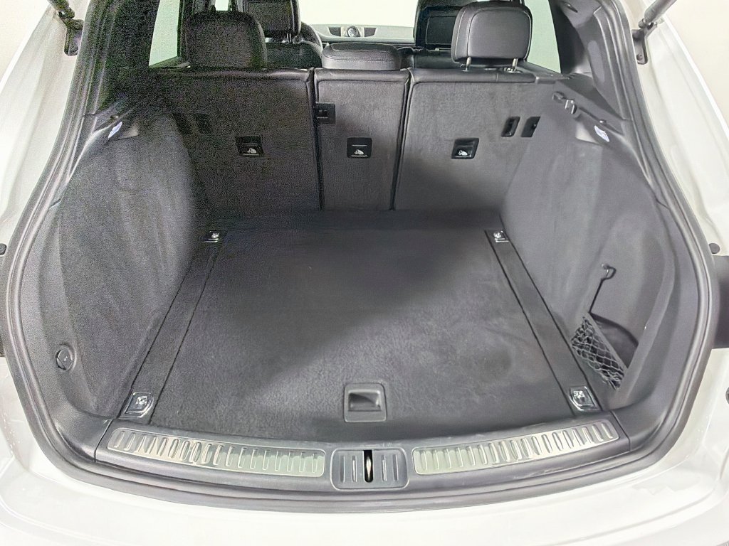 Certified 2023 Porsche Macan AWD/4WD image 28