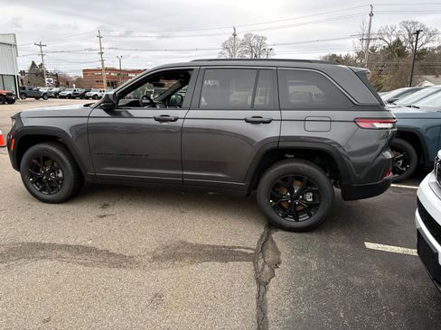 New 2026 Jeep Grand Cherokee Altitude image 3