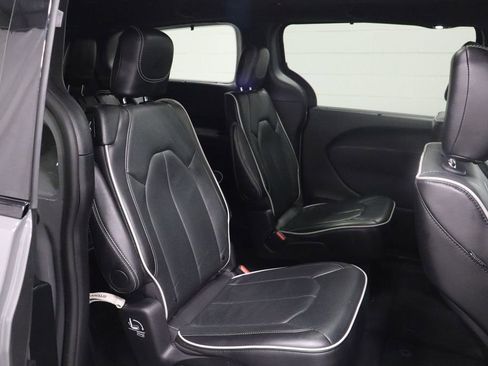 Used 2025 Chrysler Pacifica Limited image 16