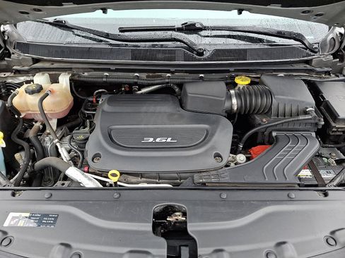 Used 2017 Chrysler Pacifica Touring w/ Tire & Wheel Group image 28