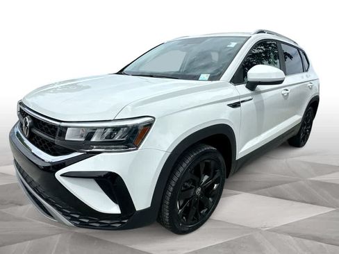 Used 2022 Volkswagen Taos SE w/ Panoramic Sunroof Package FWD image 4