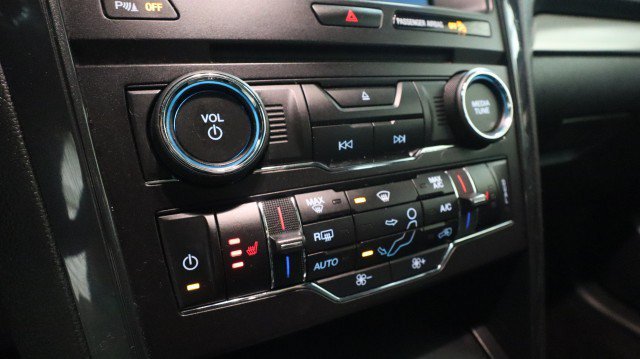 Used 2018 Ford Explorer XLT w/ Equipment Group 202A AWD/4WD image 18