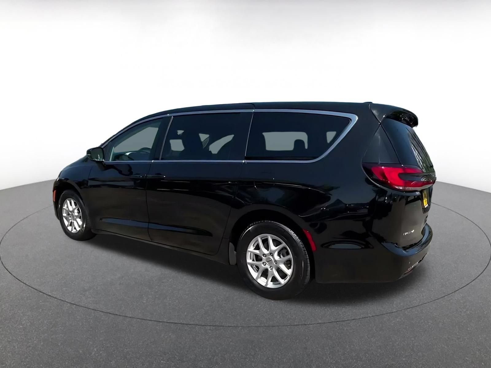 Used 2024 Chrysler Pacifica Touring-L FWD image 9
