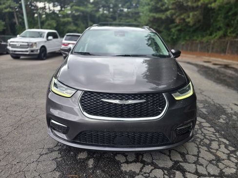 Used 2022 Chrysler Pacifica Touring-L FWD image 2