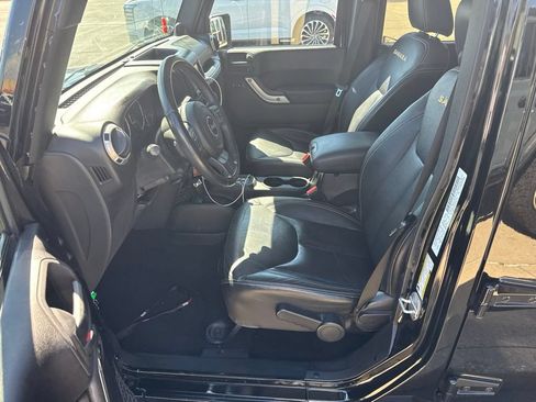 Used 2013 Jeep Wrangler Unlimited Sahara w/ Dual Top Group AWD/4WD image 4