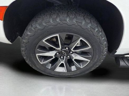 Certified 2022 Chevrolet Suburban Z71 w/ Off-Road Capability Package AWD/4WD image 9