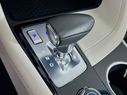 Used 2025 Genesis G70 2.5T image 25