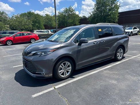 Used 2023 Toyota Sienna Platinum AWD/4WD image 8